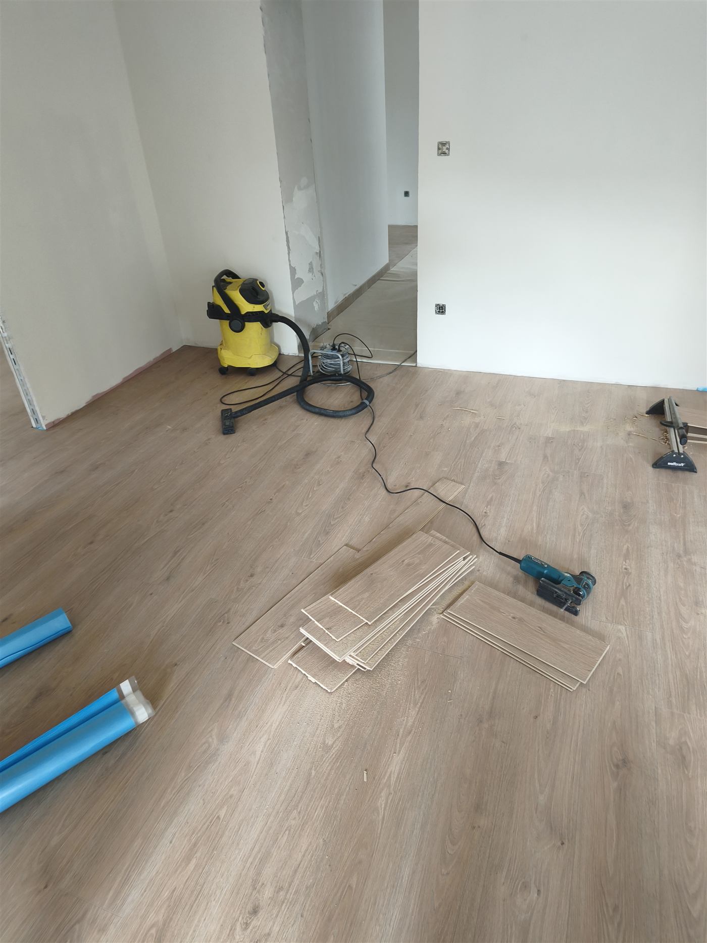 Munkaterület laminált padlózás közben, szerszámokkal
