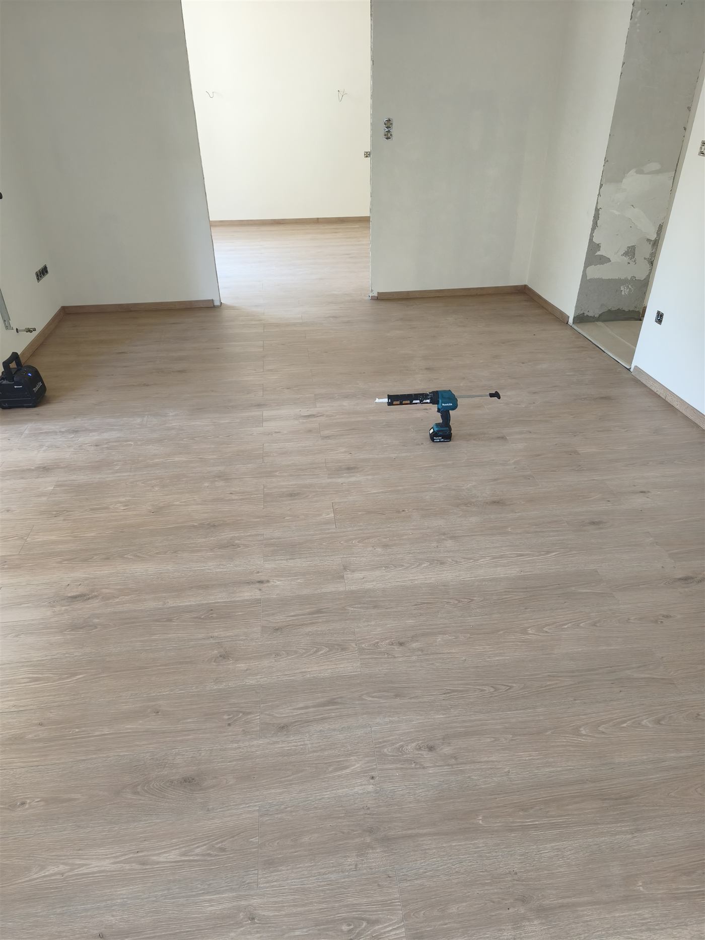 Kész, üres szoba lerakott laminált padlóval