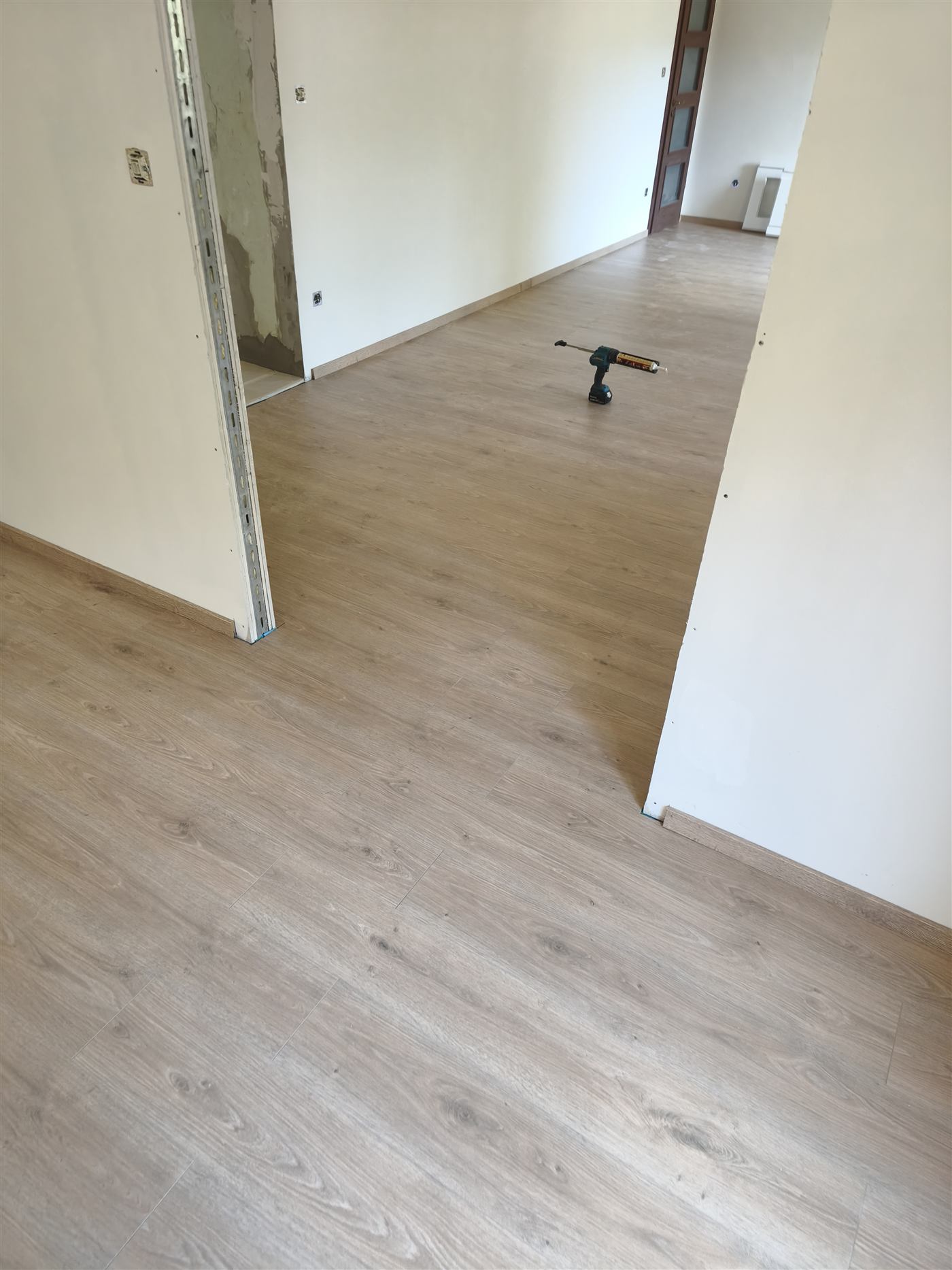 Kész laminált padlós folyosó